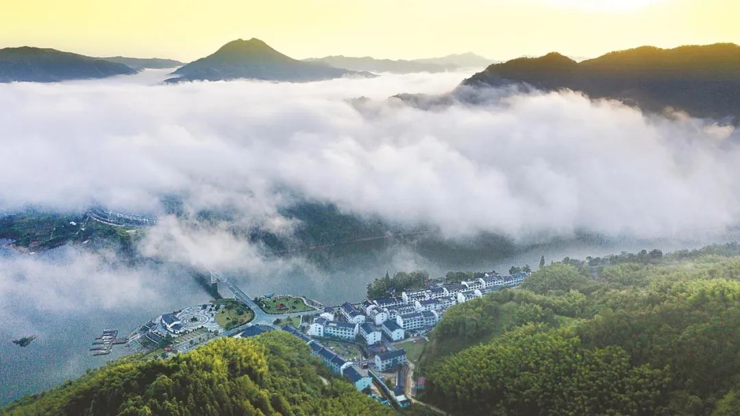雨后初晴的霍山县磨子潭镇黑虎尖山顶出现云海景观,山峰在翻腾的云海