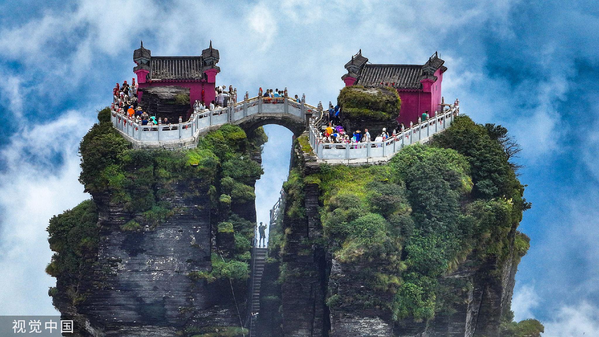 2023年7月23日,贵州铜仁,世界自然遗产地梵净山云雾缭绕.视觉中国 图