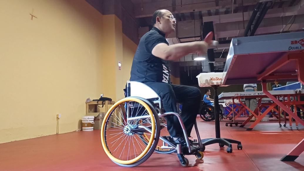 坐着轮椅打乒乓球,他5年斩获33块奖牌