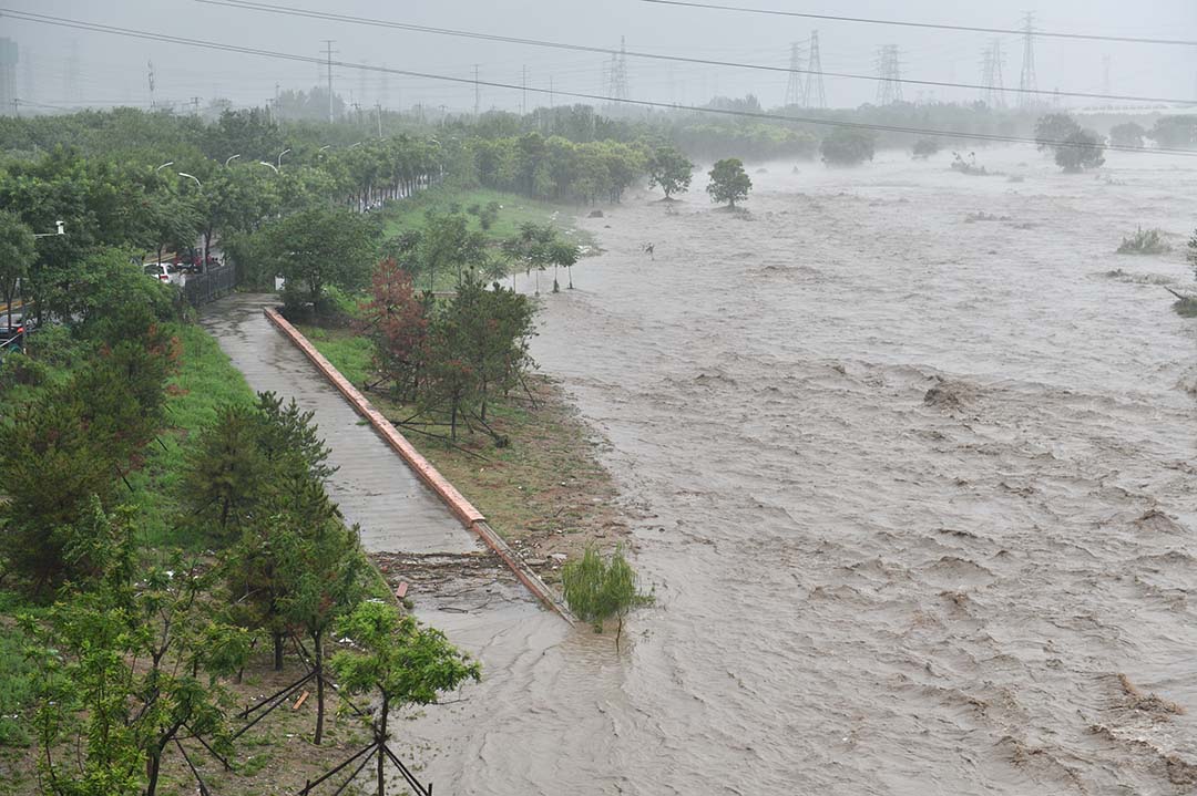 直击|永定河开闸泄洪:上游妙峰山地区洪水淹没马路房屋|洪水_新浪财经