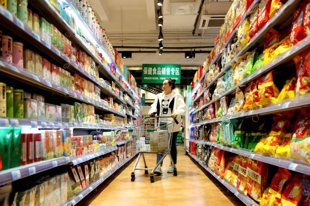 消费者在江苏省连云港市连云区一家超市选购商品.图/新华社