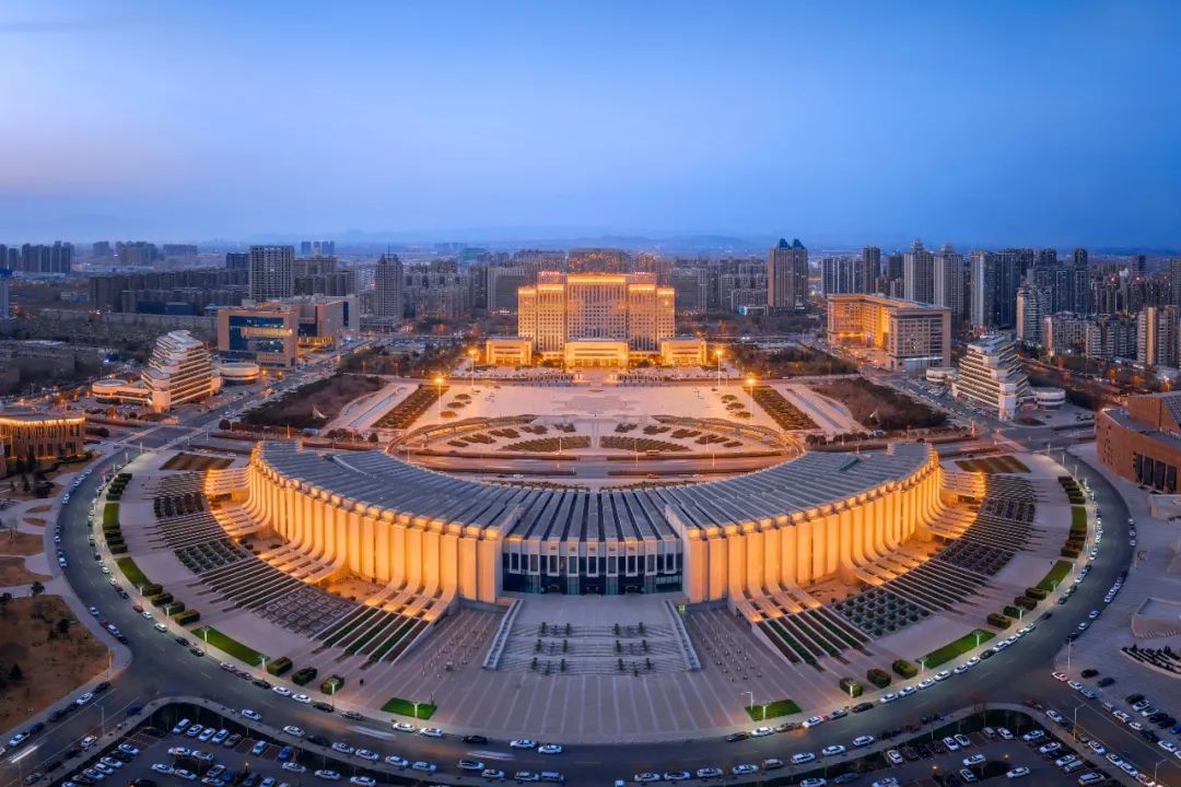 新乡城市中心夜景.(图/视觉中国)