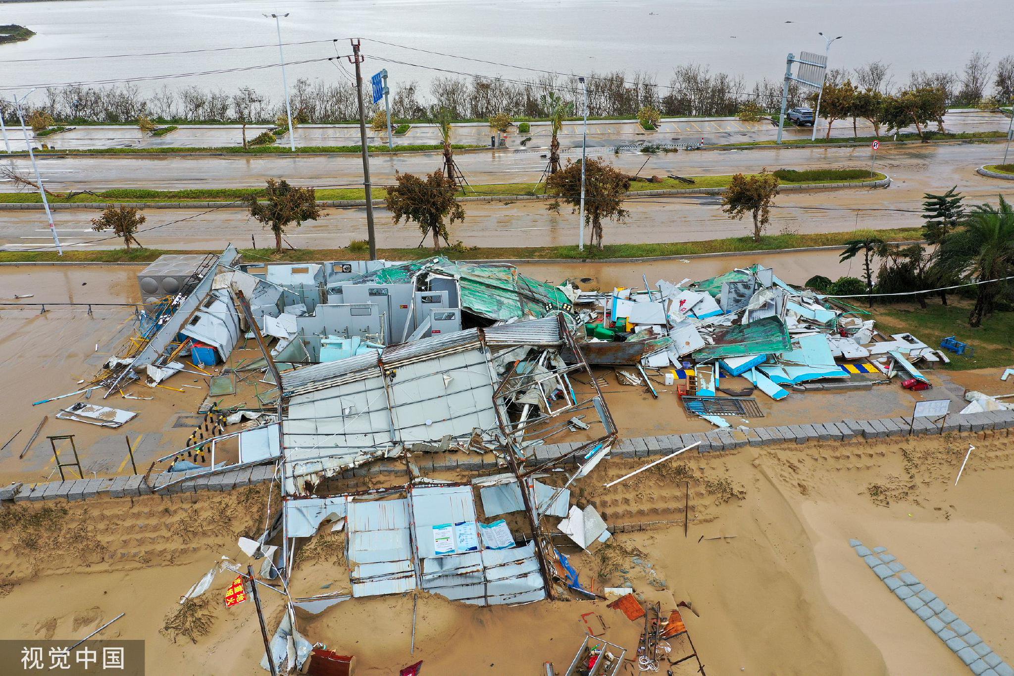 2023年7月29日,福建泉州,台风"杜苏芮"过后,街头构筑物受损,一片狼藉.