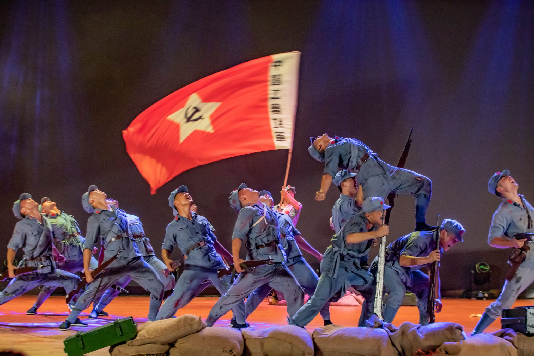 官兵演绎舞蹈《信仰之路》施晨洲 摄