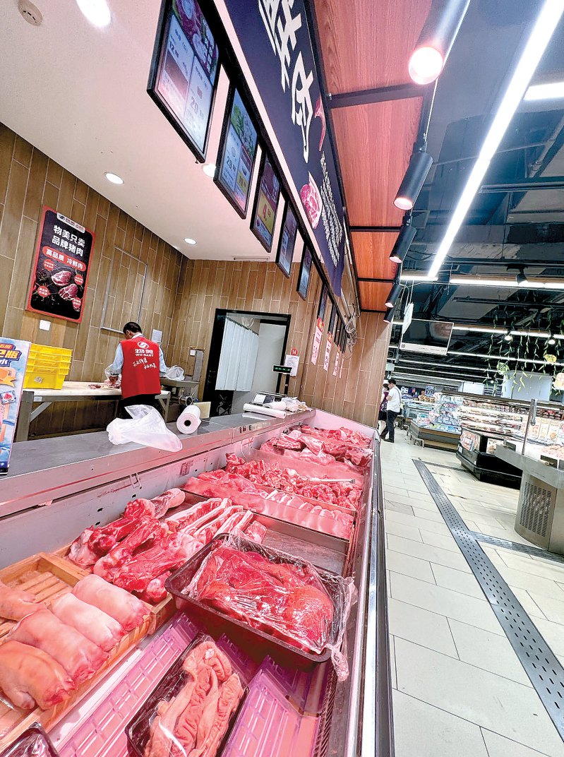 超市鲜肉区用红光灯照射.