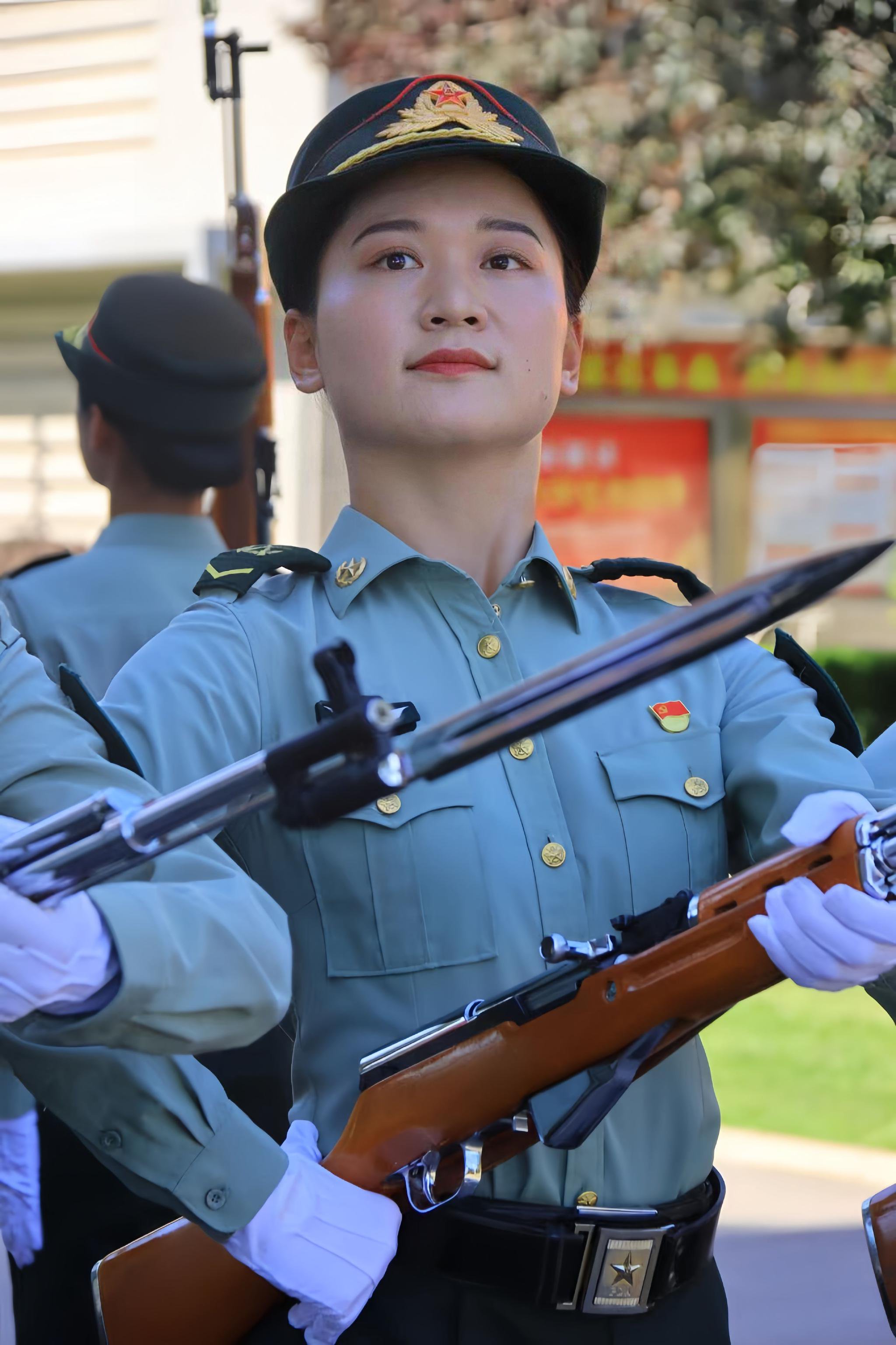 "鲜红的旗帜迎风招展,中国人民解放军仪仗方队高擎党旗,国旗,军旗阔步