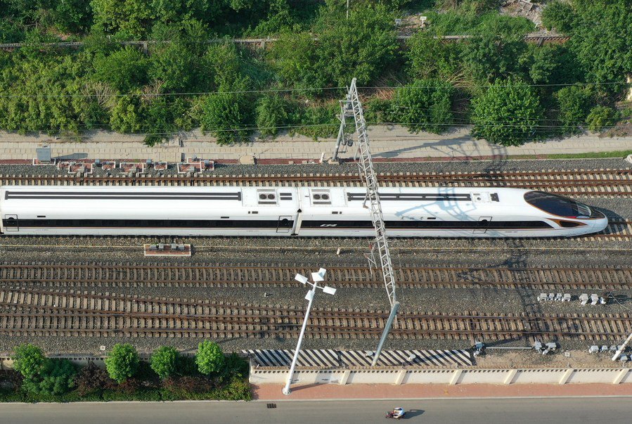 一列京津城际列车准备驶入塘沽站(7月19日摄).新华社记者 李然 摄