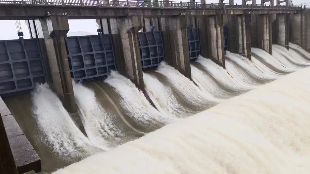 龙门水库开闸放水.娄亚伟 摄