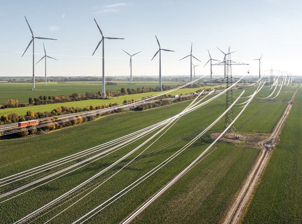 超导材料的使用可以实现高效的能源输电,可将电能输送到更远距离,降低