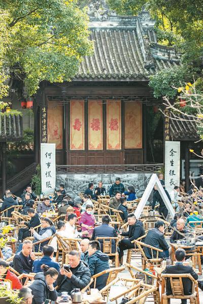 人们在成都铁像寺水街的陈锦茶铺喝茶.新华社记者 沈伯韩摄