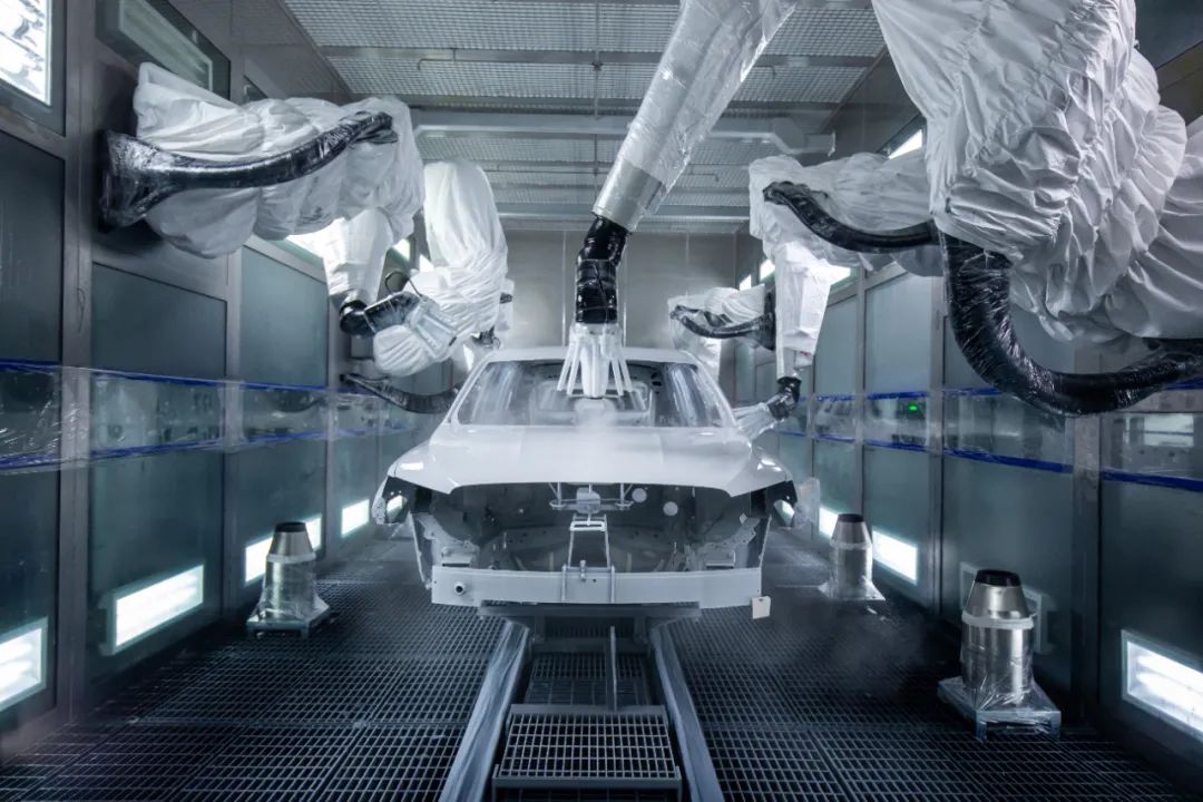 机器人正在给吉利新能源汽车车身使用环保水性漆