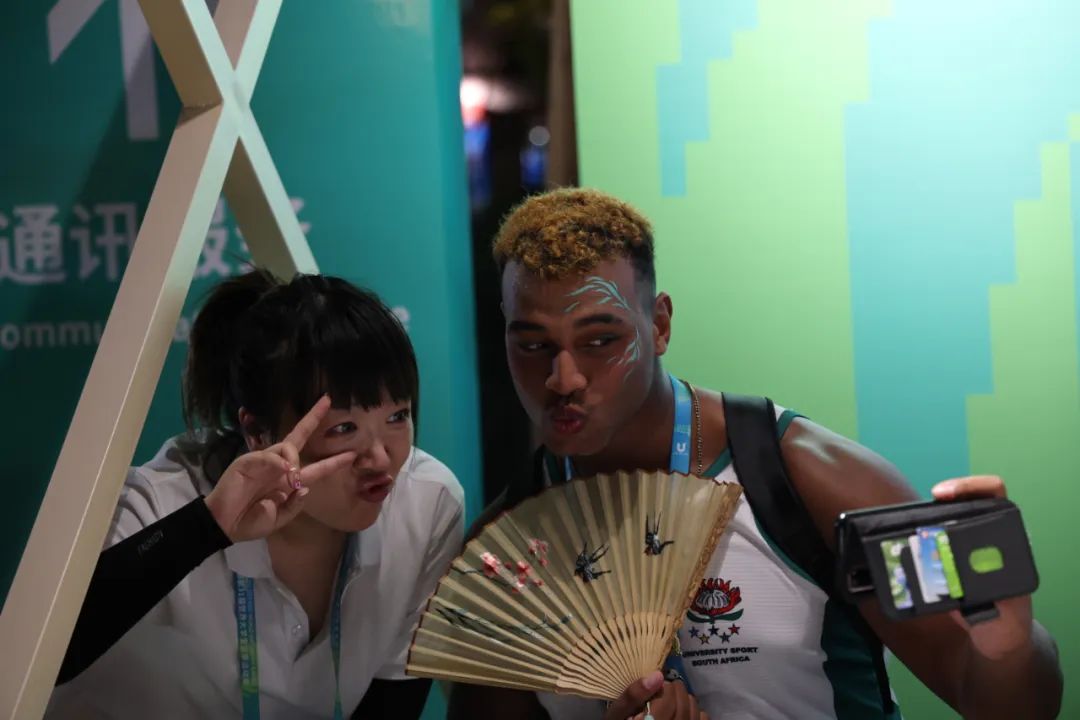 南非运动员在体验国风美妆后，与化妆师合影留念。陈城摄