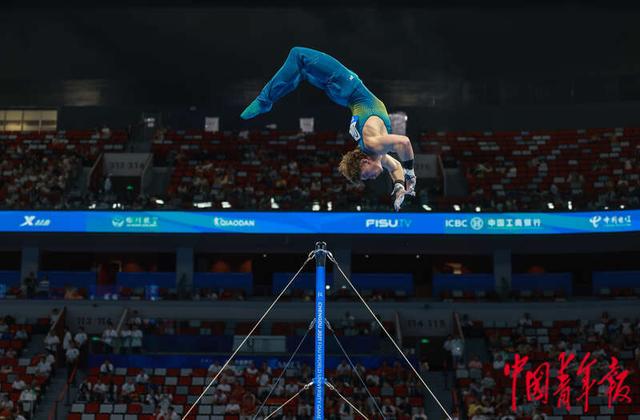 四川成都,成都大运会体操男子团体决赛上,澳大利亚选手在单杠比赛中