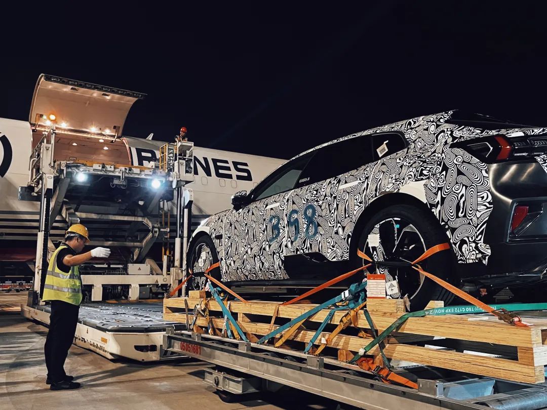 两台新能源整车从长沙机场乘飞机出国!