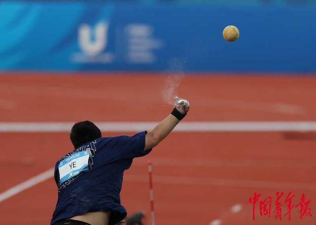 8月1日,四川成都,成都大运会铅球决赛上,中国选手叶温琦在投掷中.