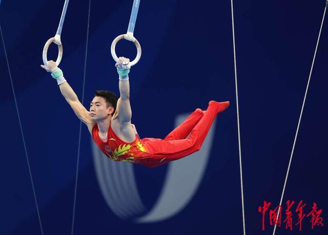 8月2日,四川成都,成都大运会体操男子团体决赛上,邹敬园在吊环比赛中.