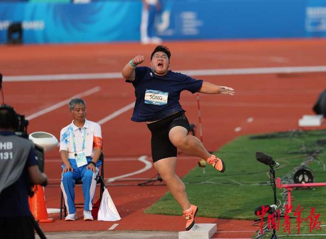 8月1日,四川成都,成都大运会铅球决赛上,中国选手宋佳媛在投掷中.