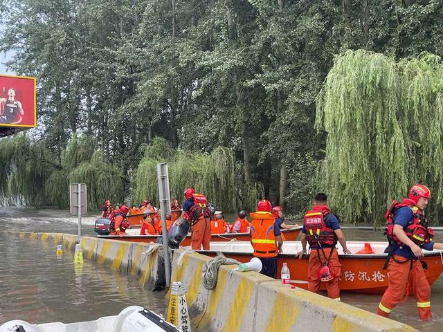 满载群众的救援艇正排队靠岸。中青报·中青网记者 韩飏/摄