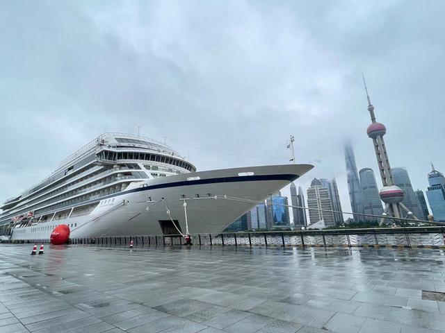 "招商伊敦号"国际邮轮停靠上海港国际客运中心码头 卢娇 图