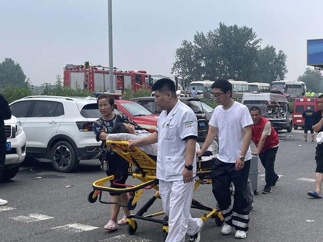 中国红十字999紧急救援队转运身体不适群众。中青报·中青网记者 韩飏/摄