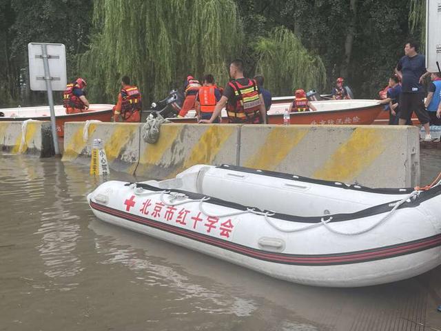 高强度工作下，陆续有救援艇出现故障，停靠在转运现场一侧。中青报·中青网记者 韩飏/摄