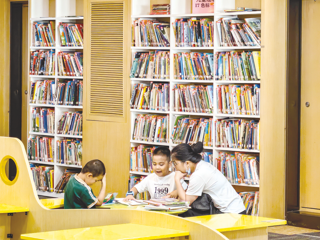 &nbsp;&nbsp;&nbsp;&nbsp;在南宁图书馆,孩子在家长陪伴下享受阅读