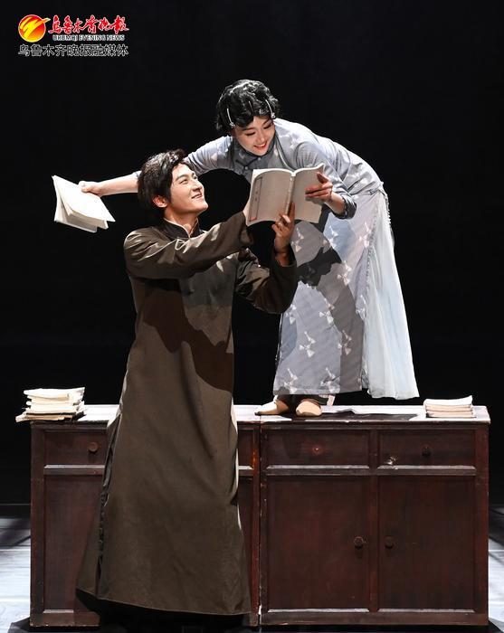 8月1日,在新疆艺术剧院木卡姆剧场,中国歌剧舞剧院演员在演绎舞剧