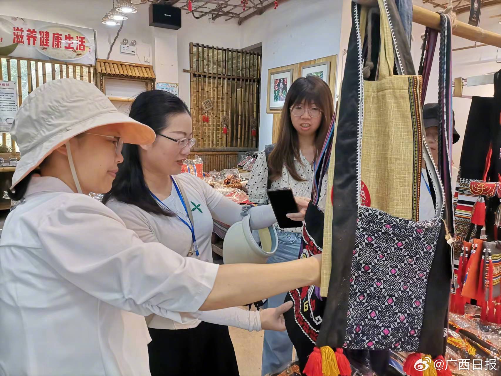 独具特色瑶族服饰令网络名人拍照留念|贺州市|广西|非物质文化遗产_新浪新闻