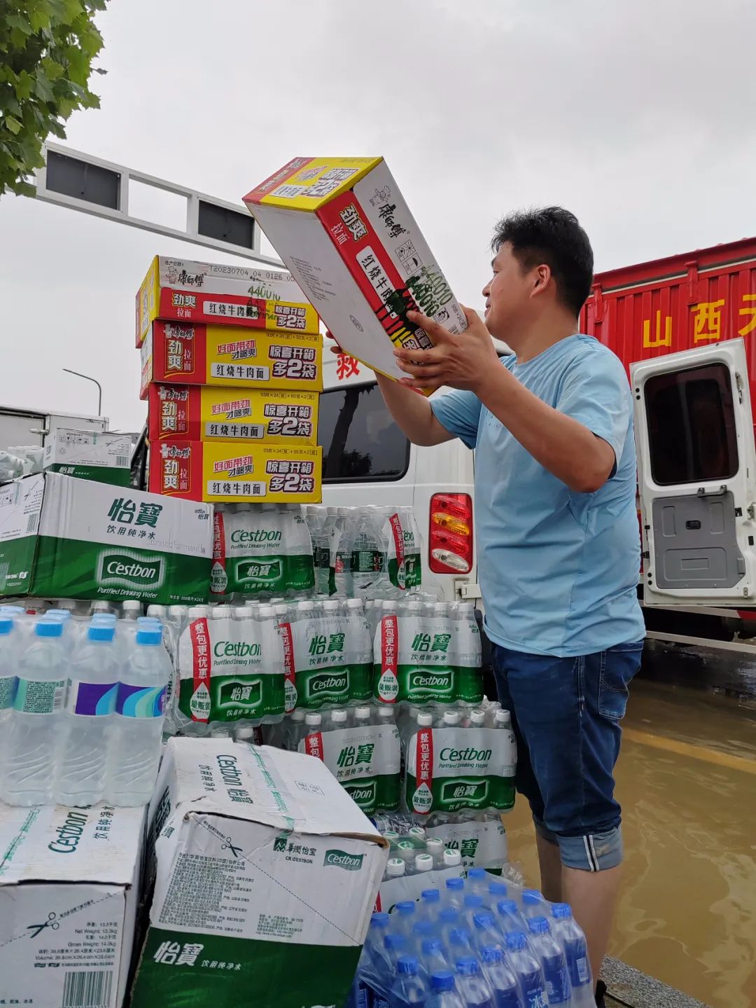 社会各界向灾区捐赠的物资.
