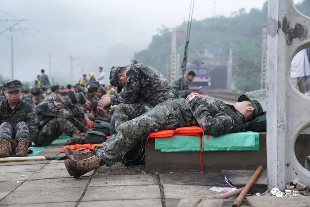 完成救援任务武警战士就地休息.