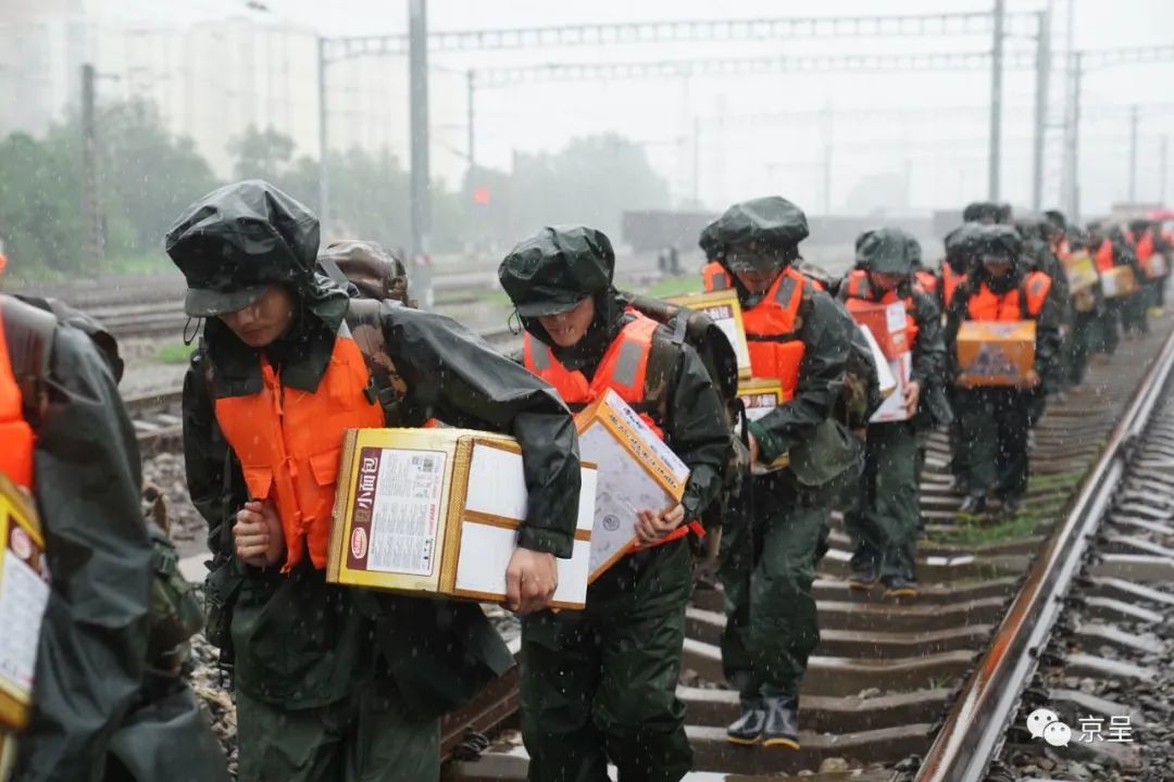 因暴雨铁路断线,战士们下火车改为徒步前进.