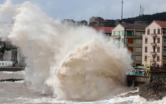 2023年8月3日，浙江台州，路桥区金清镇剑门港，受台风“卡努”影响，海岸掀起滔天大浪。视觉中国 图