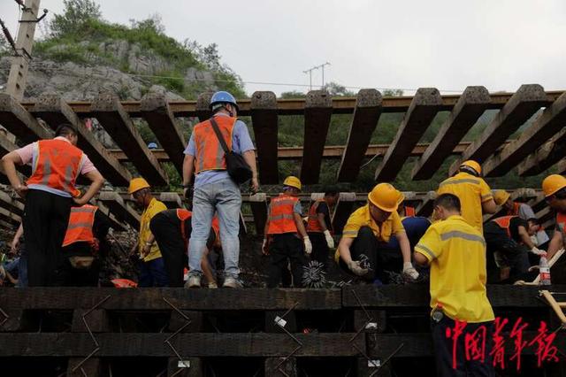 北京门头沟:加班加点抢修铁路