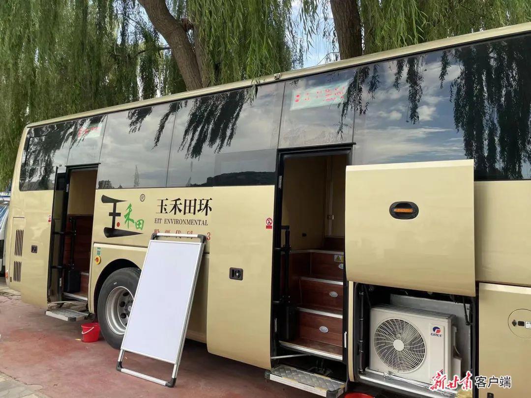 兰州市及时投入一批移动公厕,其中包括首座移动巴士厕所.