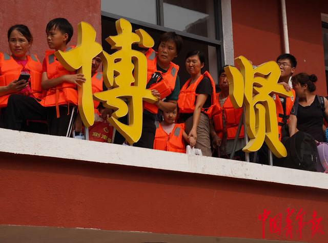 8月3日上午,河北涿州,涿州市靖雅学校内,等待救援的受困村民.