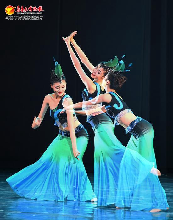在高人气舞蹈作品《青山远黛》中,将"青山如远黛村东,嫩绿长溪柳絮风.