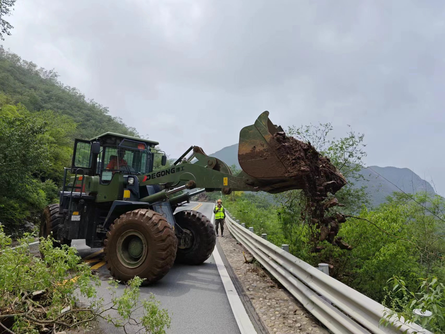 组图丨6小时高强度作业,工兵打通108国道松树岭隧道_新浪财经_新浪网