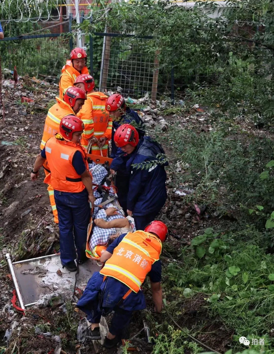 8月1日,消防救援人员将困在山上的伤员抬下山.