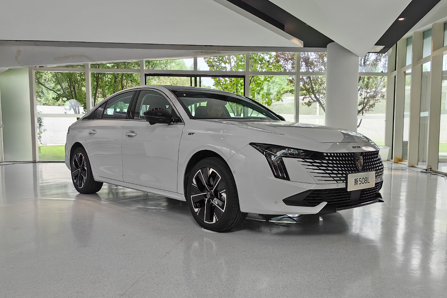 前脸造型变化明显 东风标致新508l亮相-新浪汽车