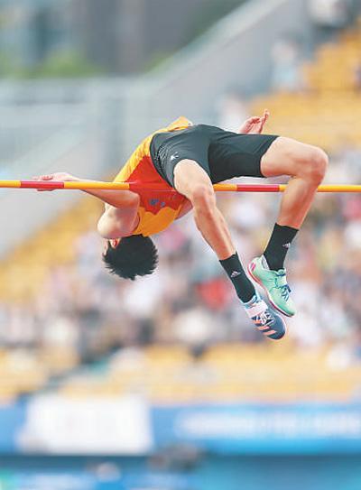 3日,中国代表团选手王振在田径男子跳高决赛中.人民日报记者 蒋雨师摄