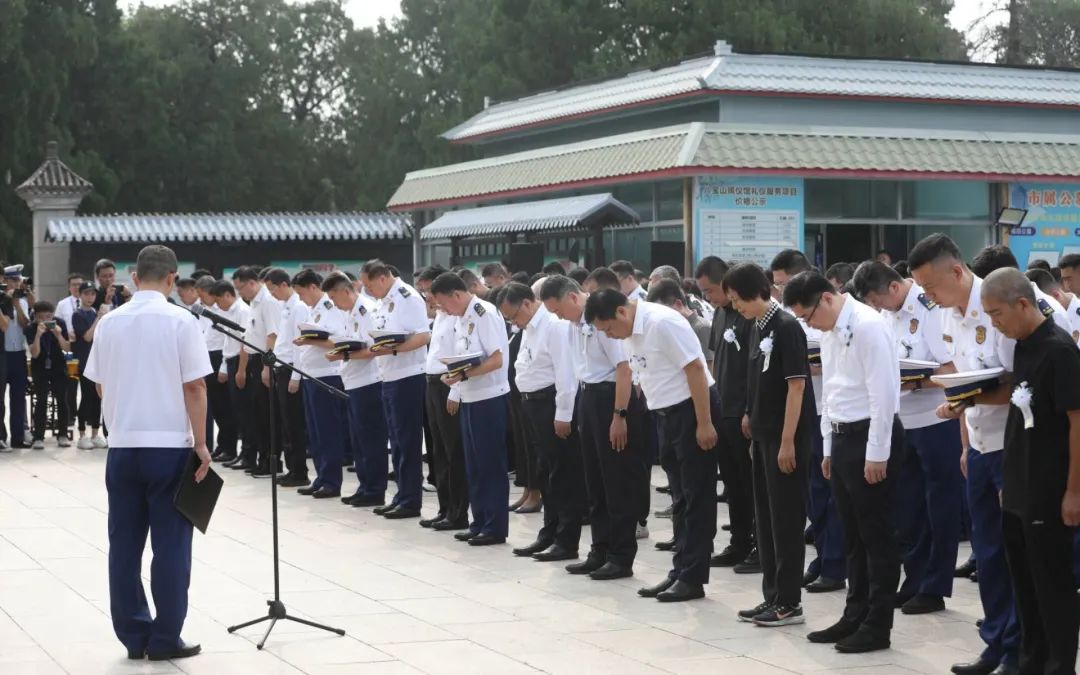 全体脱帽默哀.新京报记者 浦峰 摄