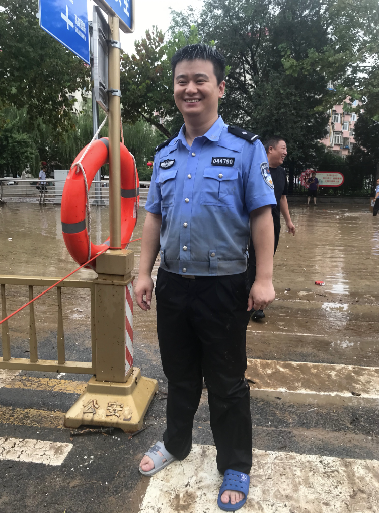 月季园派出所副所长刘栋介绍说,汛情发生以来,全所民警都在全力加强
