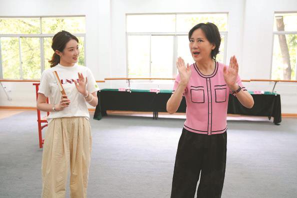 钱惠丽(右)给俞果讲戏