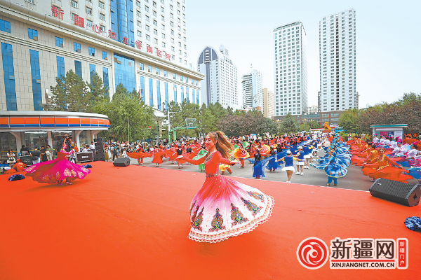 8月3日,在高新区(新市区)高新街火炬广场百姓大舞台,广场舞《共舞新