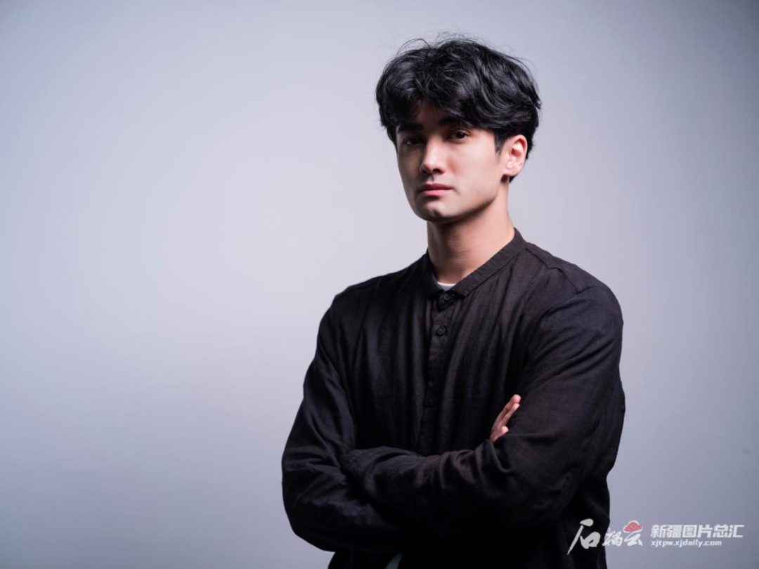 2017年,依力凡·吾买尔来到广州歌舞剧院,成为首席舞蹈演员.本人提供