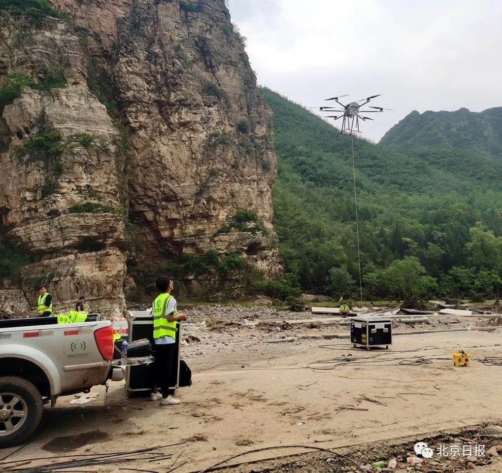 4日，一架搭载北京移动应急通信系统的DG-M20系留式无人机在昌平区流村镇高崖口村迅速升空。