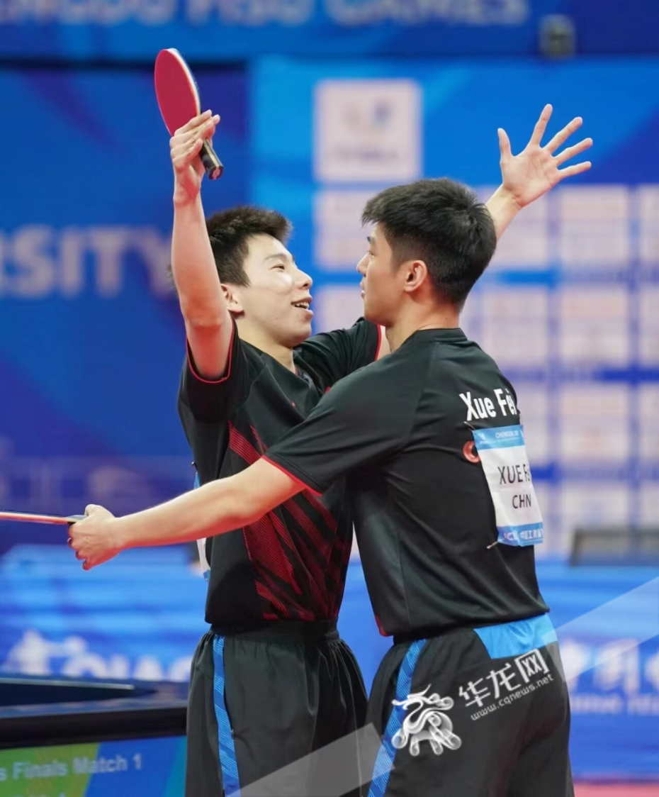 两人相拥庆祝胜利.张质 摄