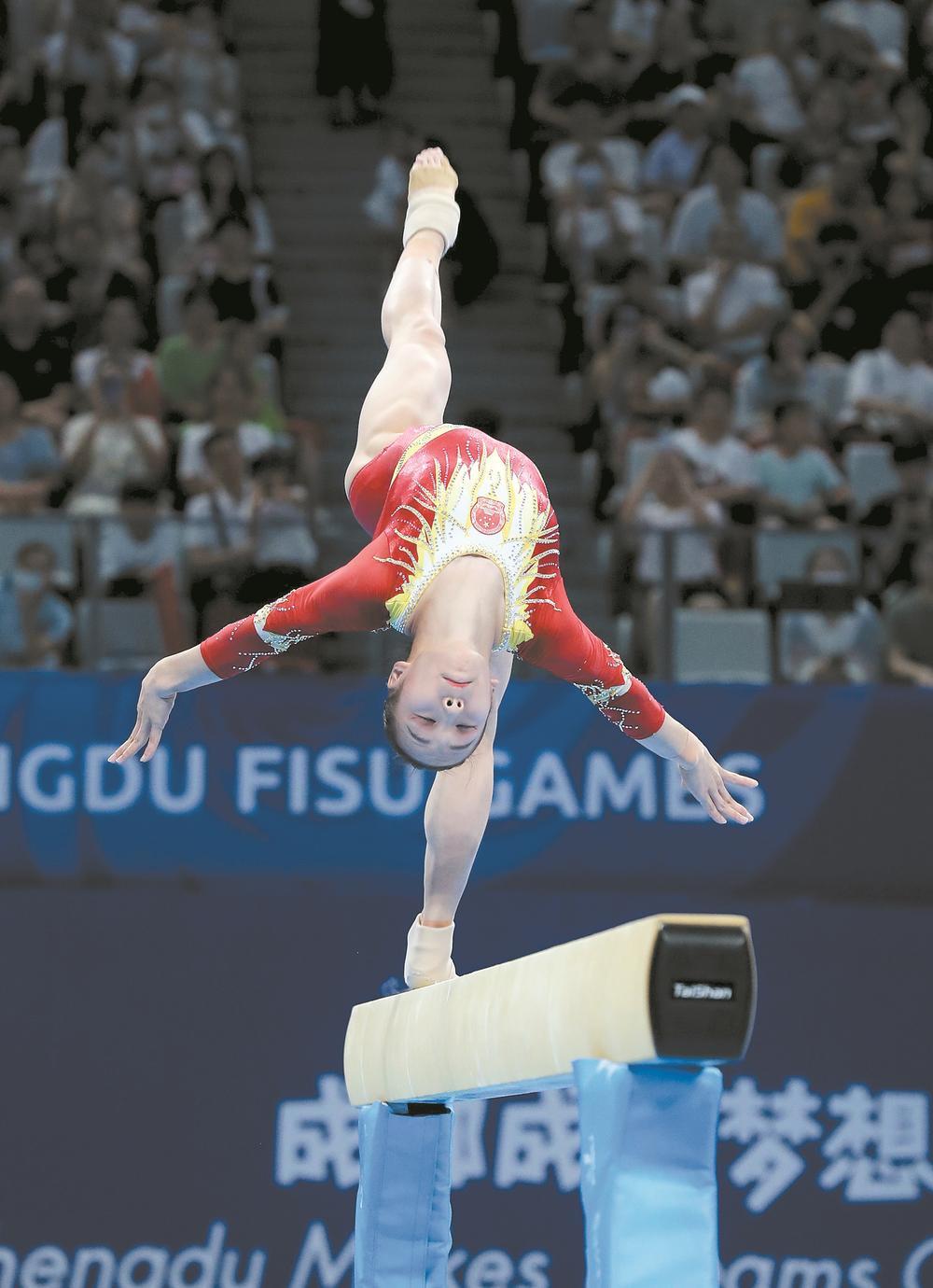 中国运动员章瑾在平衡木比赛中