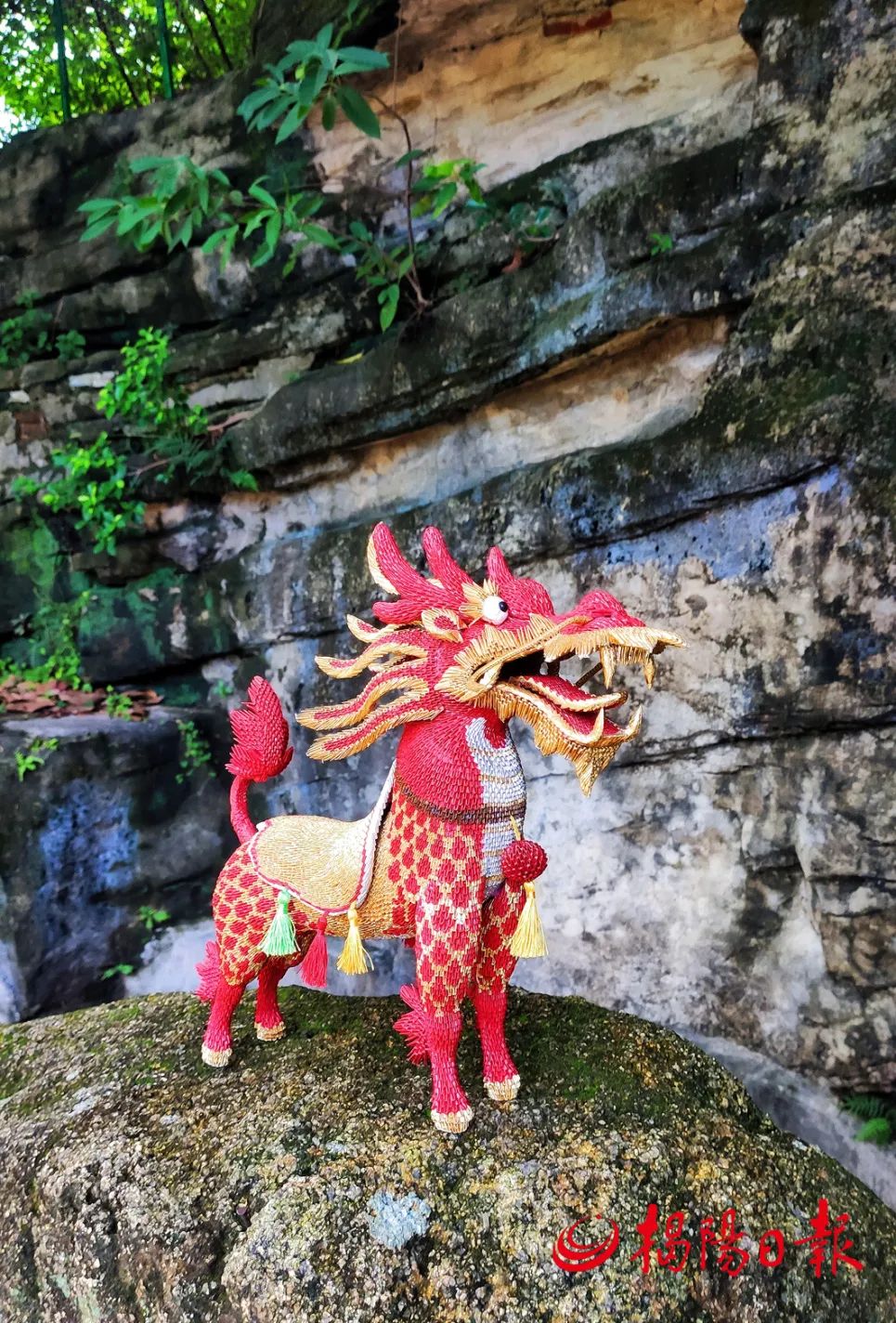 三角插塑纸艺作品《麒麟献瑞》.