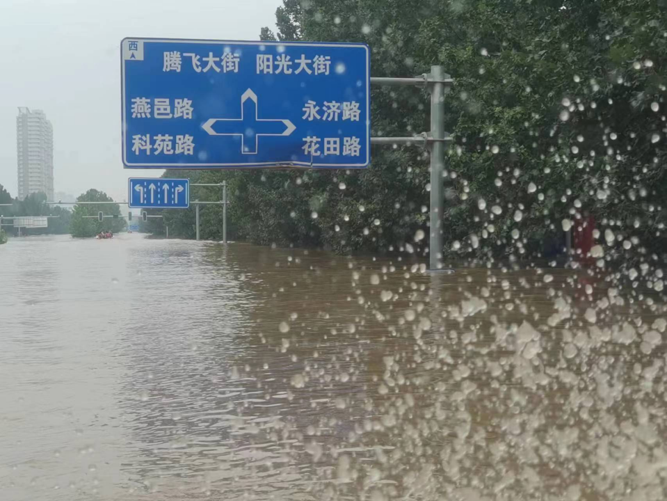 洪水像海一样涿州突围记